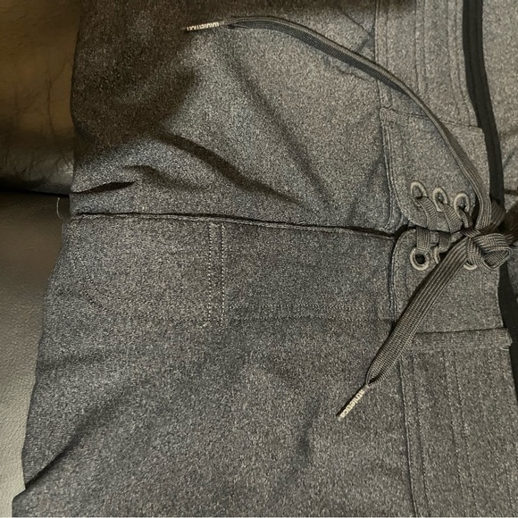 Lululemon men’s  Gray Athletic shorts, so soft and comfortable - Picture 3 of 9